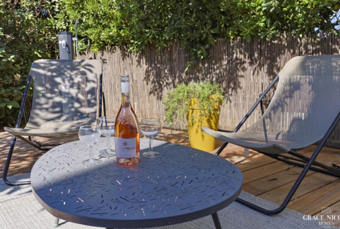 Apartment with Garden and Direct Access to Beach. Sleeps 6, 2 bedrooms (MONT111GN)