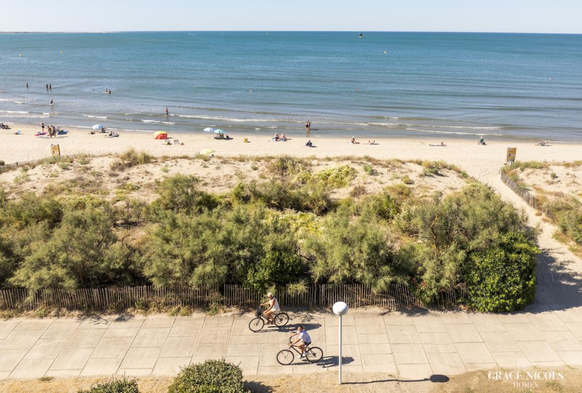 Apartment with Garden and Direct Access to Beach. Sleeps 6, 2 bedrooms (MONT111GN)