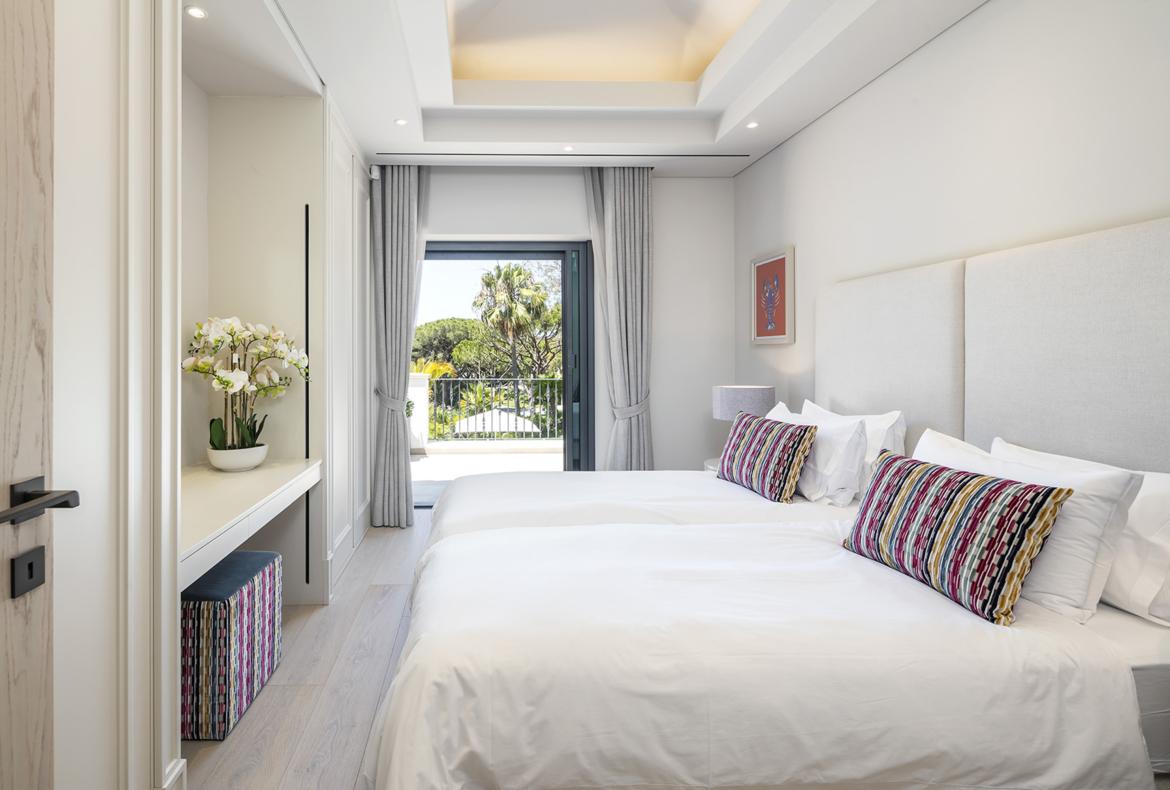 Luxury 6 bedroom holiday villa with private pool in Algarve Portugal (PV2999)