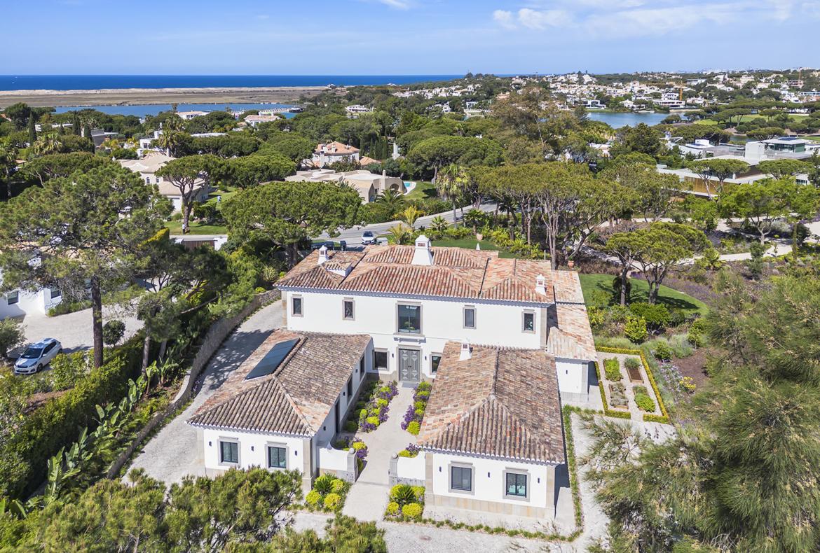 Luxury 6 bedroom holiday villa with private pool in Algarve Portugal (PV2999)