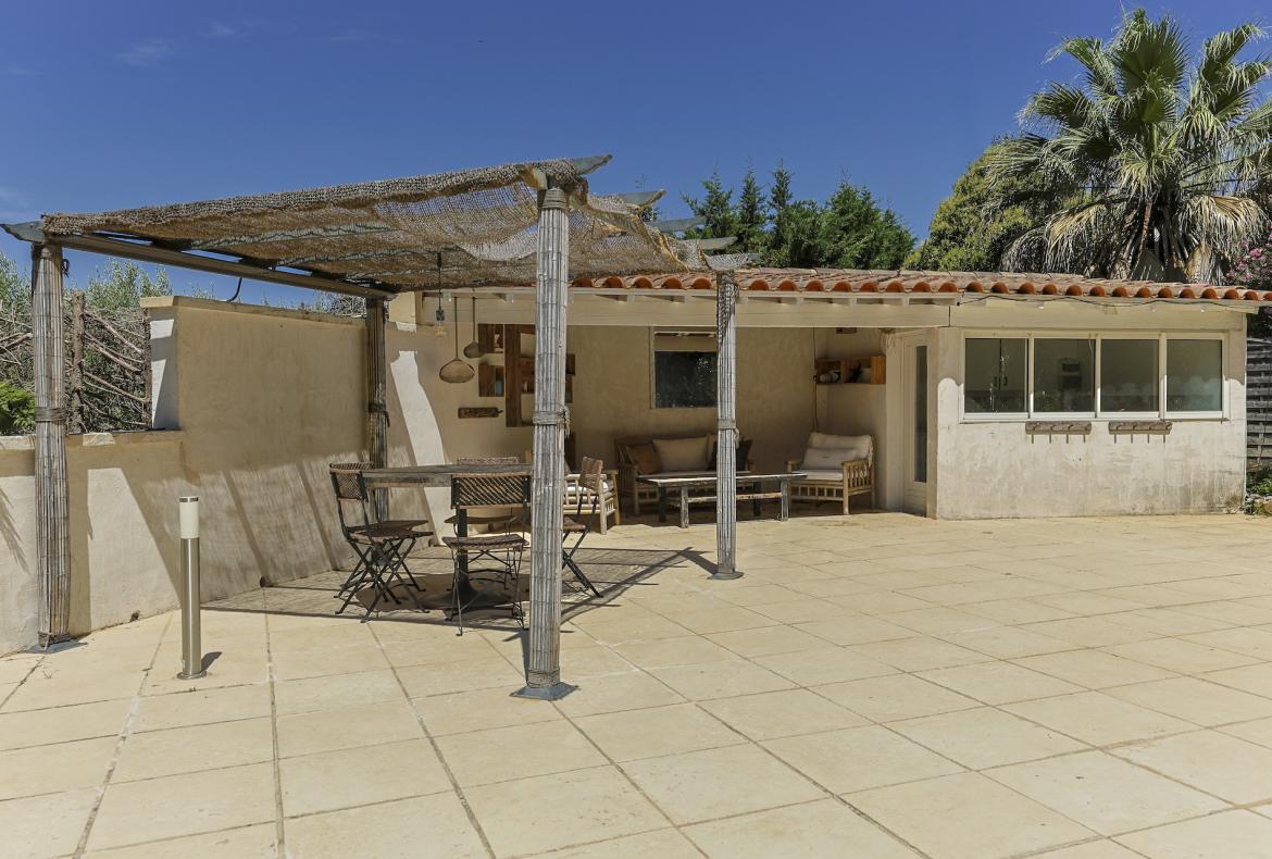 Large family villa with 6 ensuite bedrooms with private pool, aircon near Montpellier and beaches (MONT188GN)