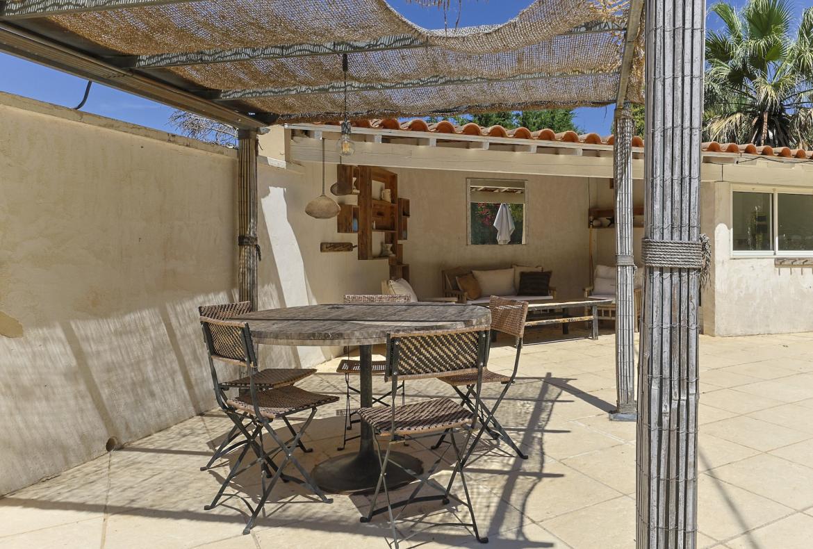 Large family villa with 6 ensuite bedrooms with private pool, aircon near Montpellier and beaches (MONT188GN)