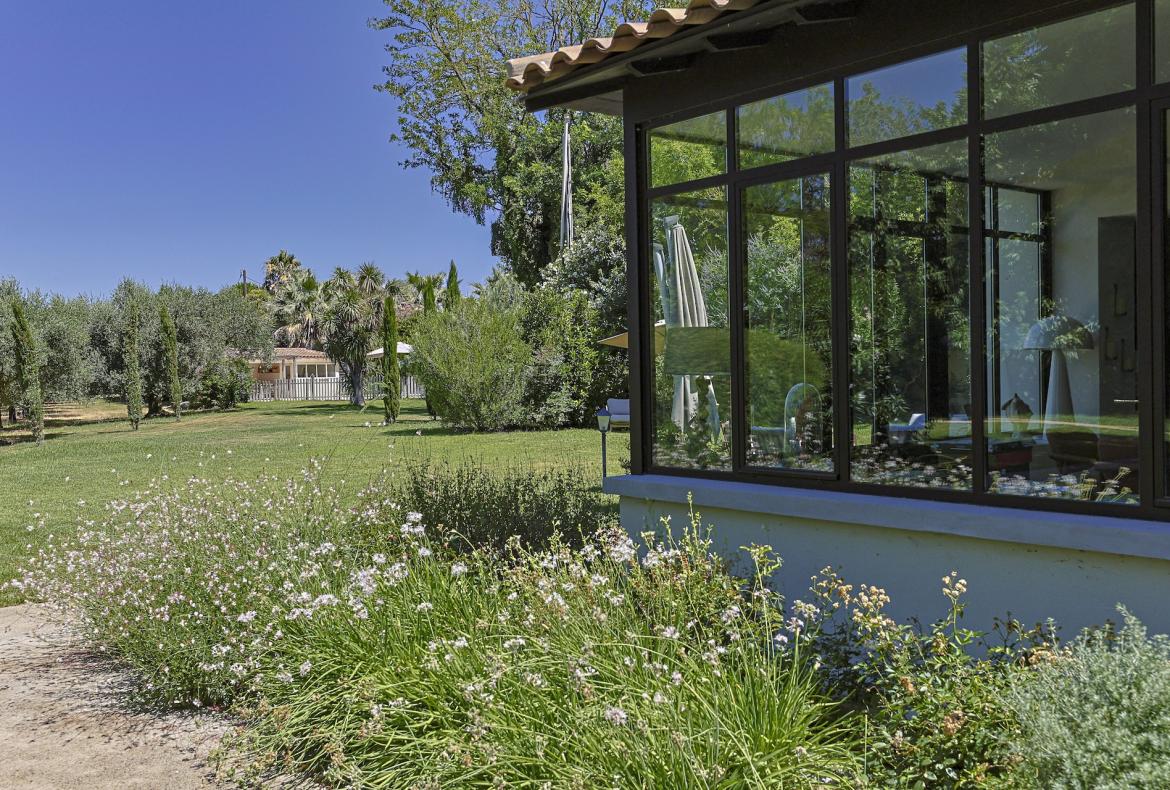 Large family villa with 6 ensuite bedrooms with private pool, aircon near Montpellier and beaches (MONT188GN)