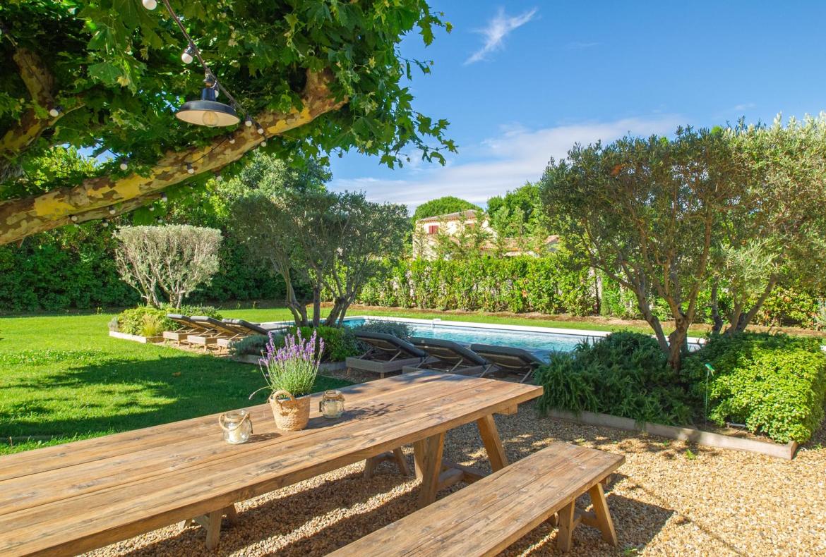 Charming Provencal Mas with Pool, Walking Distance to Shops etc. 4 bedrooms to sleep 8 (SRDP141YF)