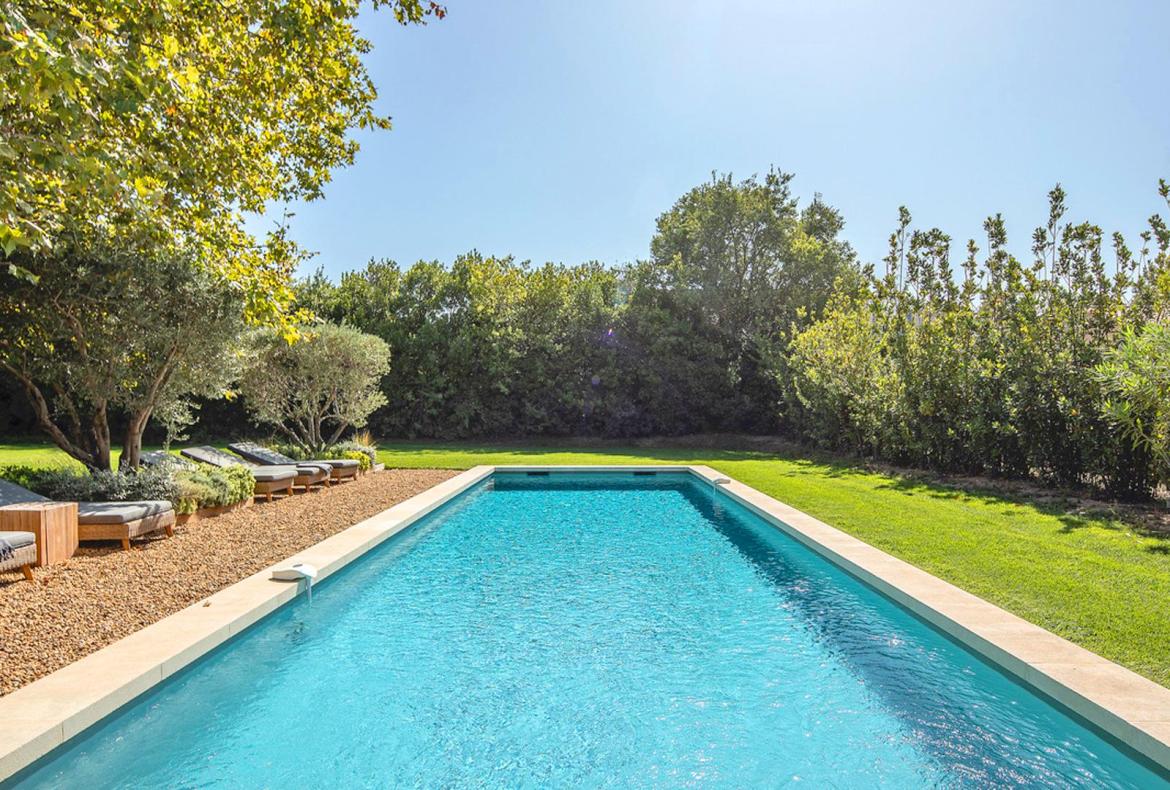 Charming Provencal Mas with Pool, Walking Distance to Shops etc. 4 bedrooms to sleep 8 (SRDP141YF)