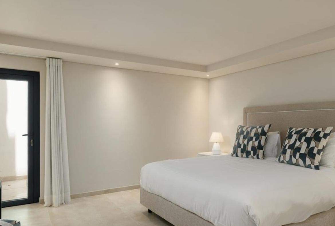 Luxury 6 bedroom holiday villa with private pool in Algarve Portugal (PV2999)