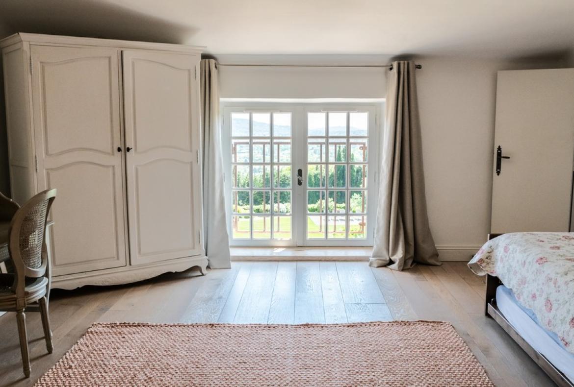 Gorgeous Old Bastide, Beautifully Renovated. Heated Pool. 8 bedrooms, sleeps up to 19 (VALB120)