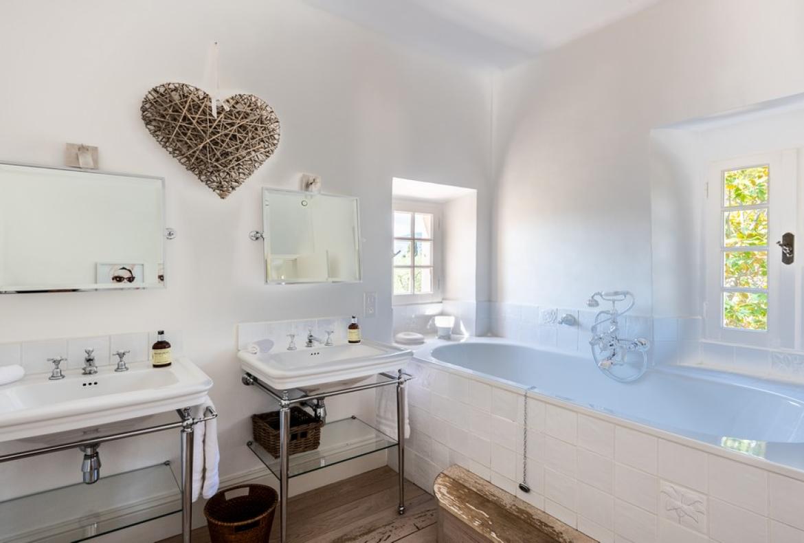 Gorgeous Old Bastide, Beautifully Renovated. Heated Pool. 8 bedrooms, sleeps up to 19 (VALB120)