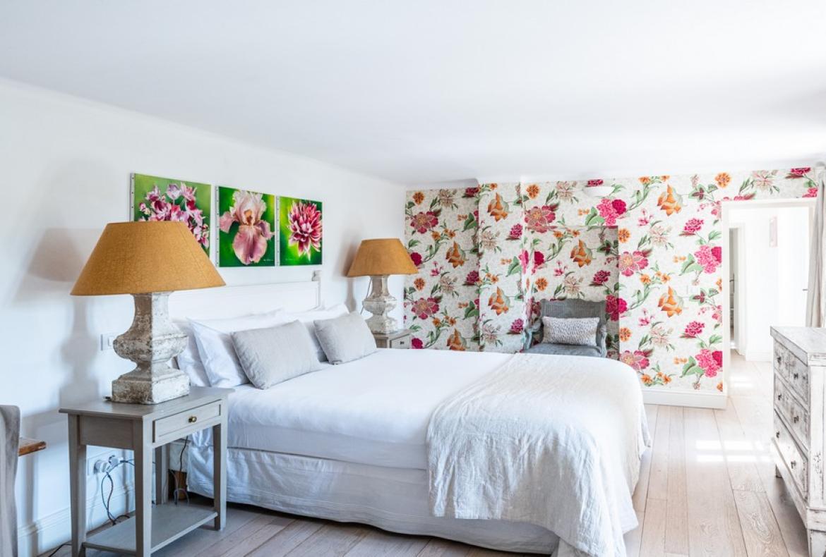 Gorgeous Old Bastide, Beautifully Renovated. Heated Pool. 8 bedrooms, sleeps up to 19 (VALB120)