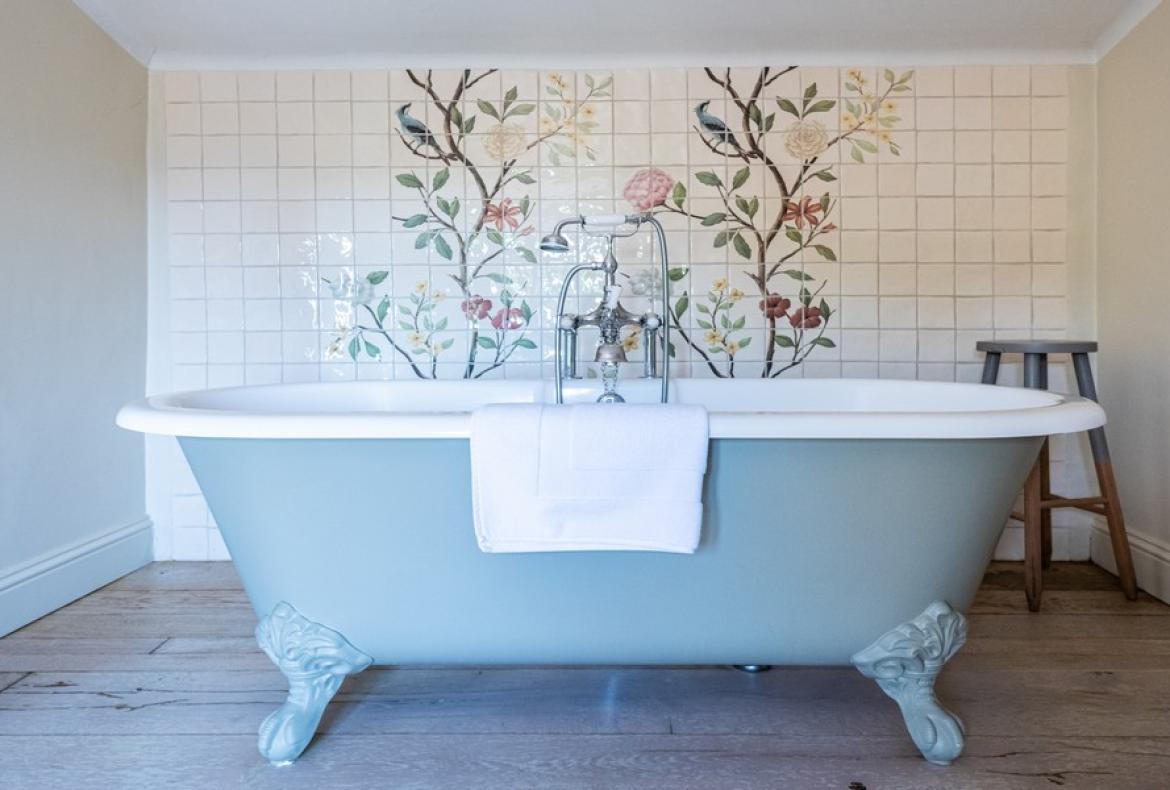 Gorgeous Old Bastide, Beautifully Renovated. Heated Pool. 8 bedrooms, sleeps up to 19 (VALB120)