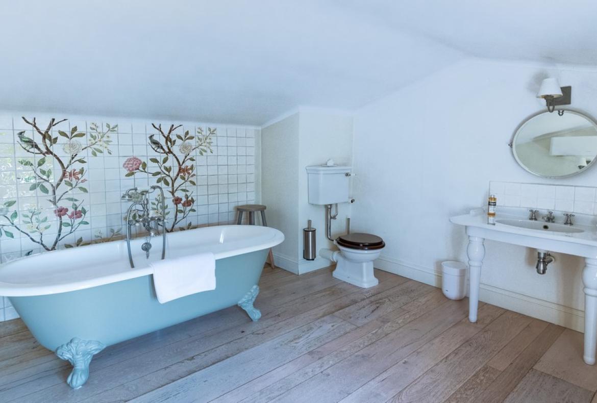 Gorgeous Old Bastide, Beautifully Renovated. Heated Pool. 8 bedrooms, sleeps up to 19 (VALB120)