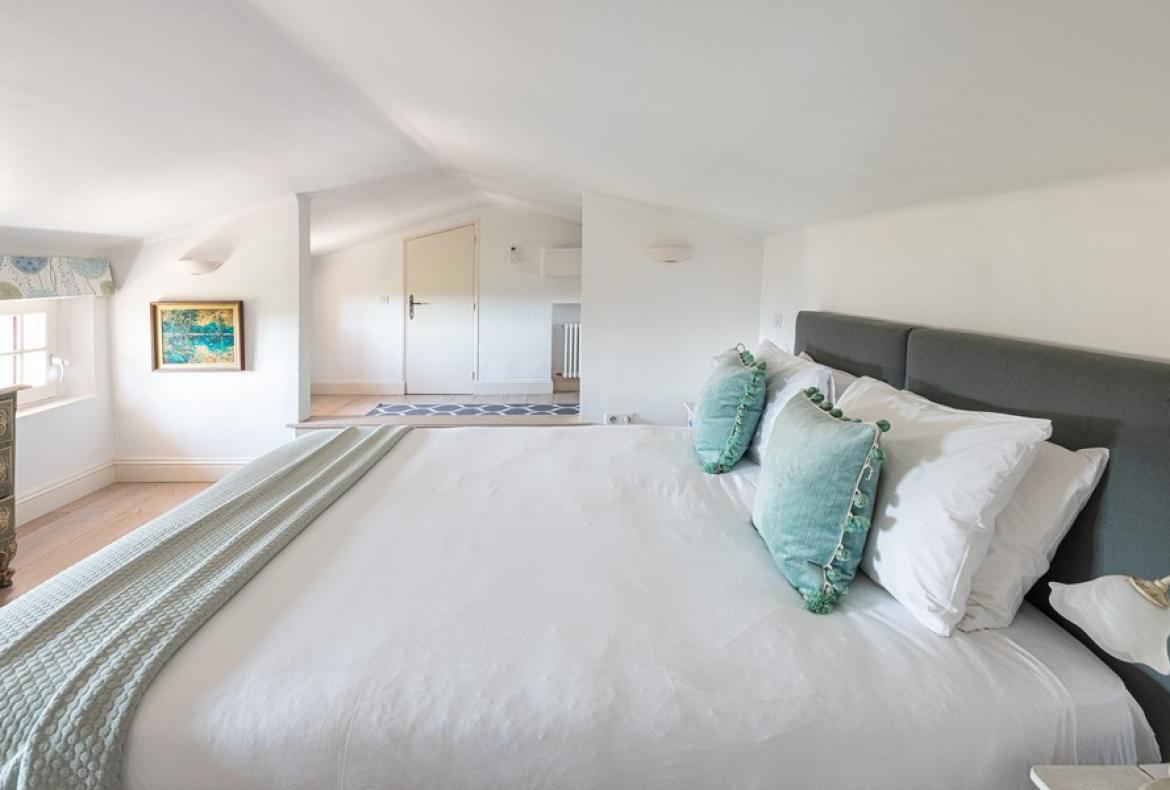 Gorgeous Old Bastide, Beautifully Renovated. Heated Pool. 8 bedrooms, sleeps up to 19 (VALB120)