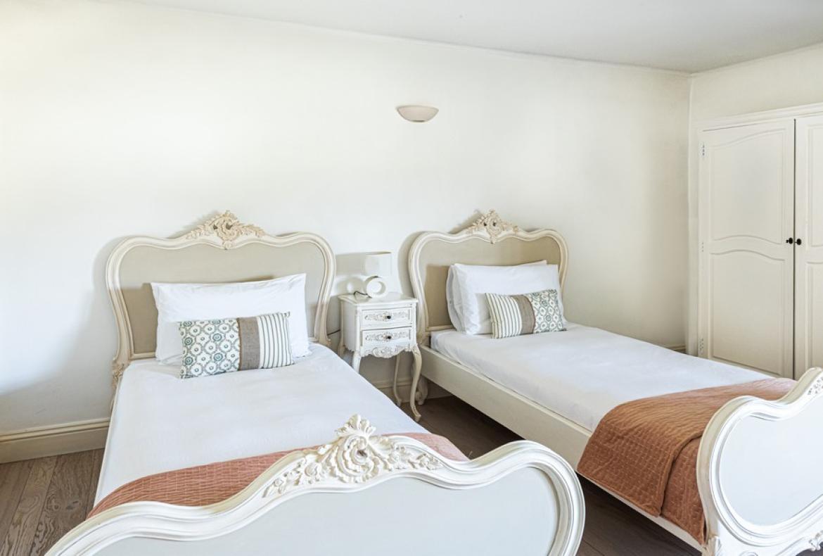 Gorgeous Old Bastide, Beautifully Renovated. Heated Pool. 8 bedrooms, sleeps up to 19 (VALB120)