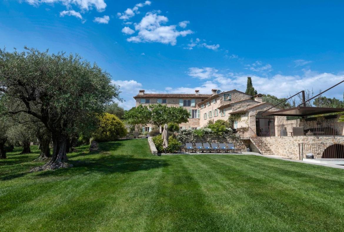 Gorgeous Old Bastide, Beautifully Renovated. Heated Pool. 8 bedrooms, sleeps up to 19 (VALB120)