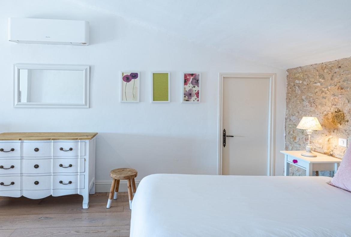 Gorgeous Old Bastide, Beautifully Renovated. Heated Pool. 8 bedrooms, sleeps up to 19 (VALB120)