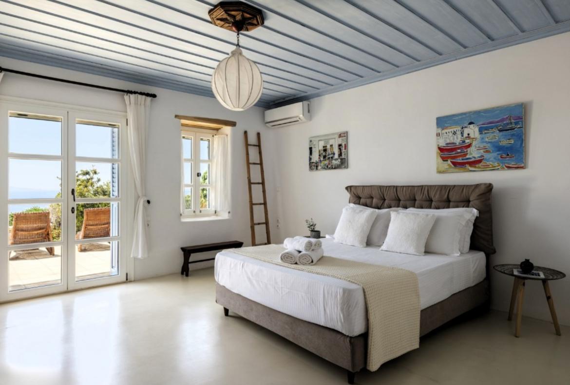 Luxury 4 bedroom holiday villa with private pool in Mykonos Greece (PV822)