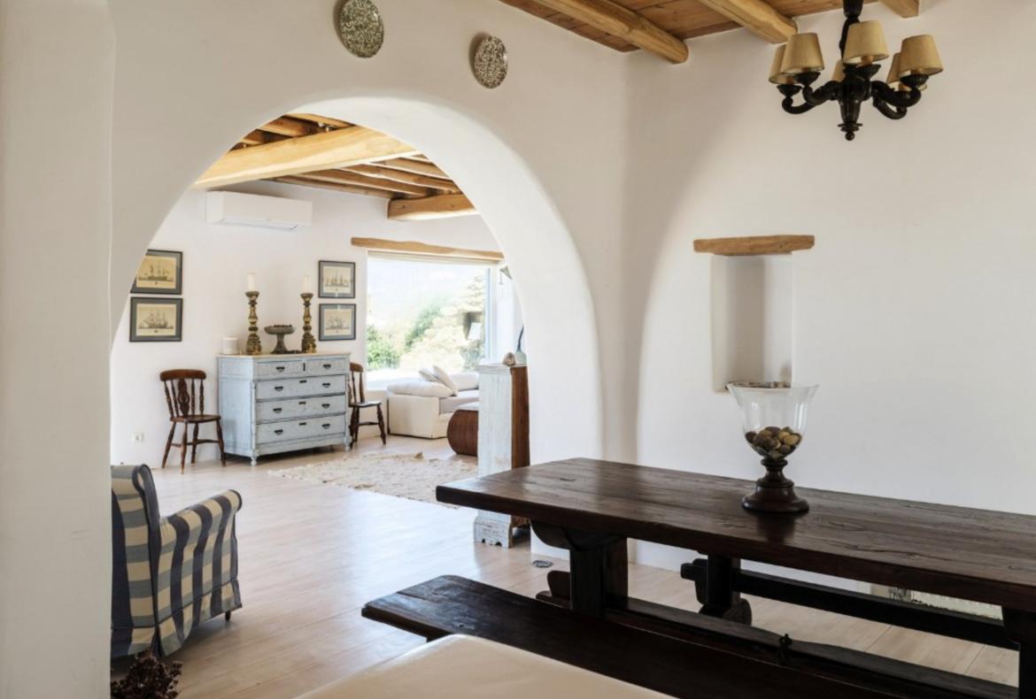 Luxury 4 bedroom holiday villa with private pool in Mykonos Greece (PV822)