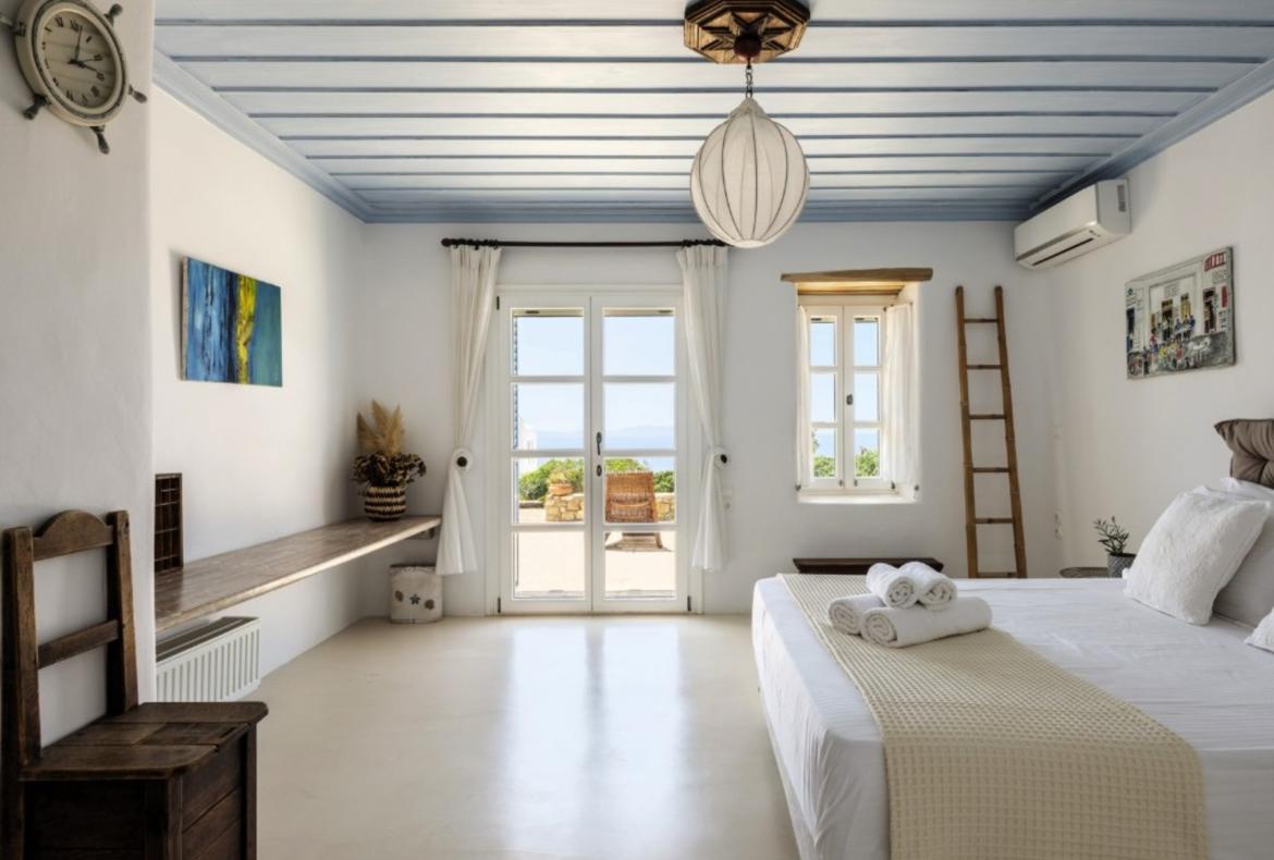 Luxury 4 bedroom holiday villa with private pool in Mykonos Greece (PV822)