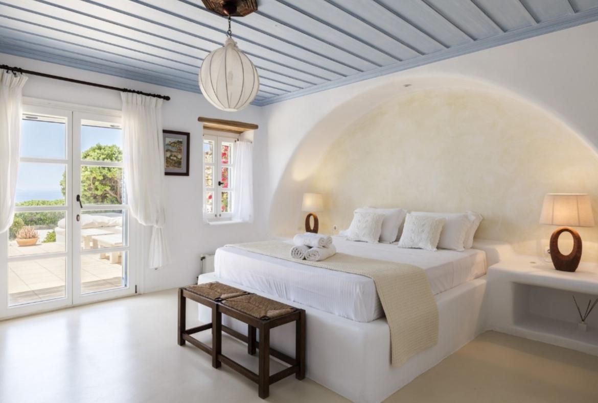 Luxury 4 bedroom holiday villa with private pool in Mykonos Greece (PV822)