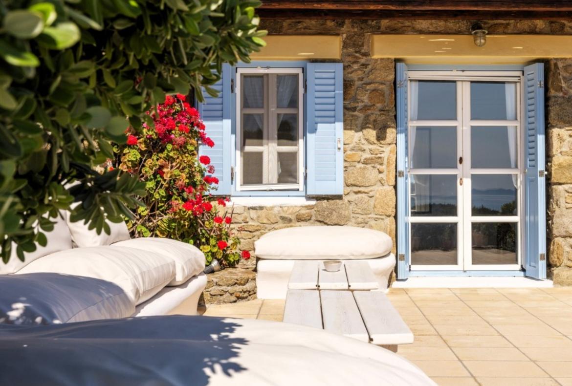 Luxury 4 bedroom holiday villa with private pool in Mykonos Greece (PV822)
