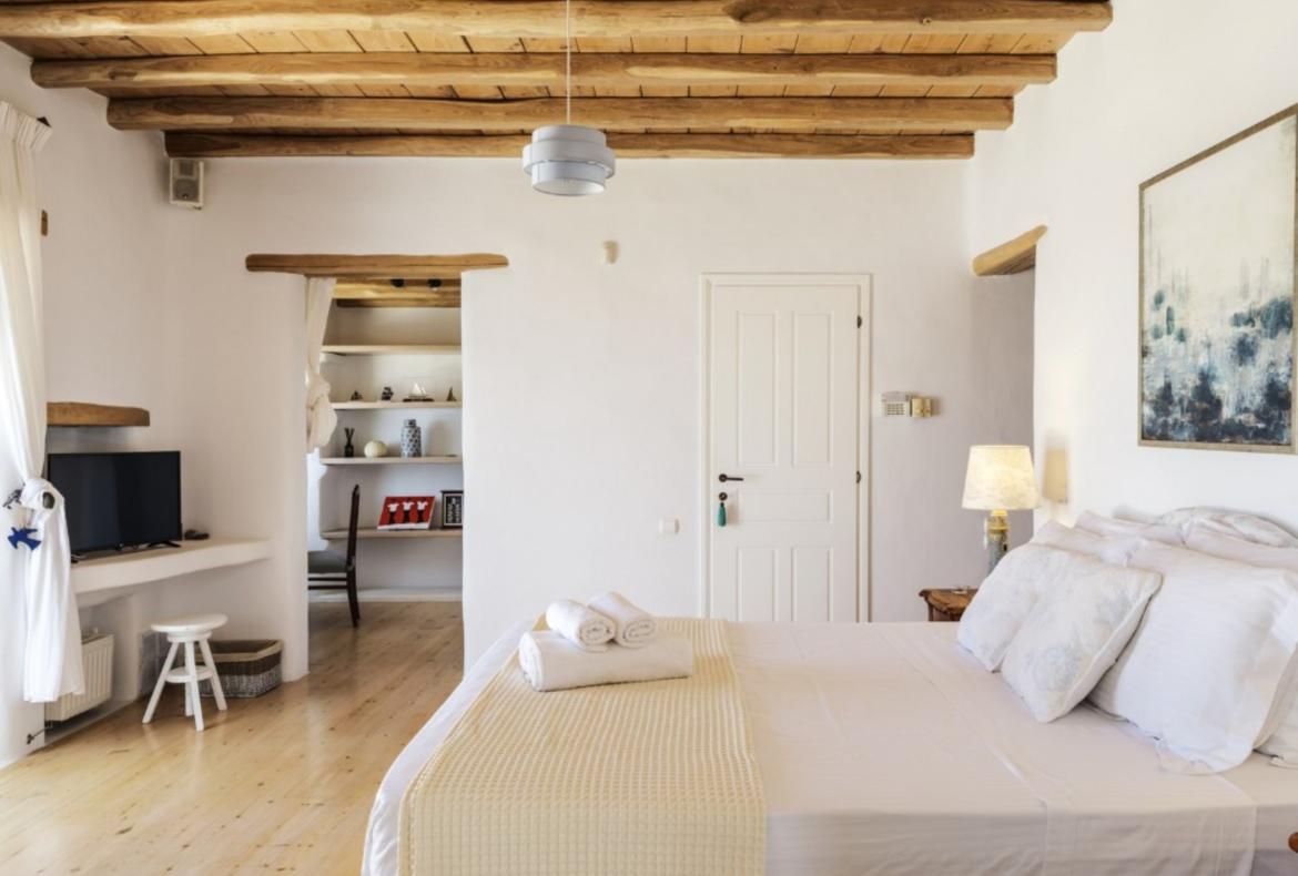 Luxury 4 bedroom holiday villa with private pool in Mykonos Greece (PV822)