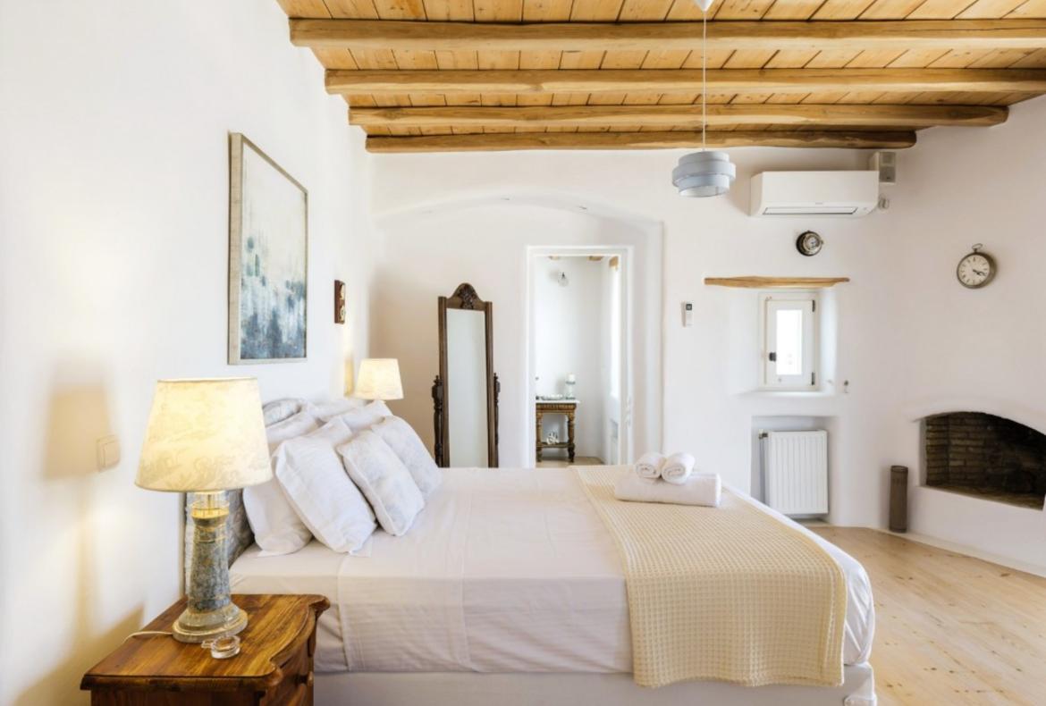 Luxury 4 bedroom holiday villa with private pool in Mykonos Greece (PV822)