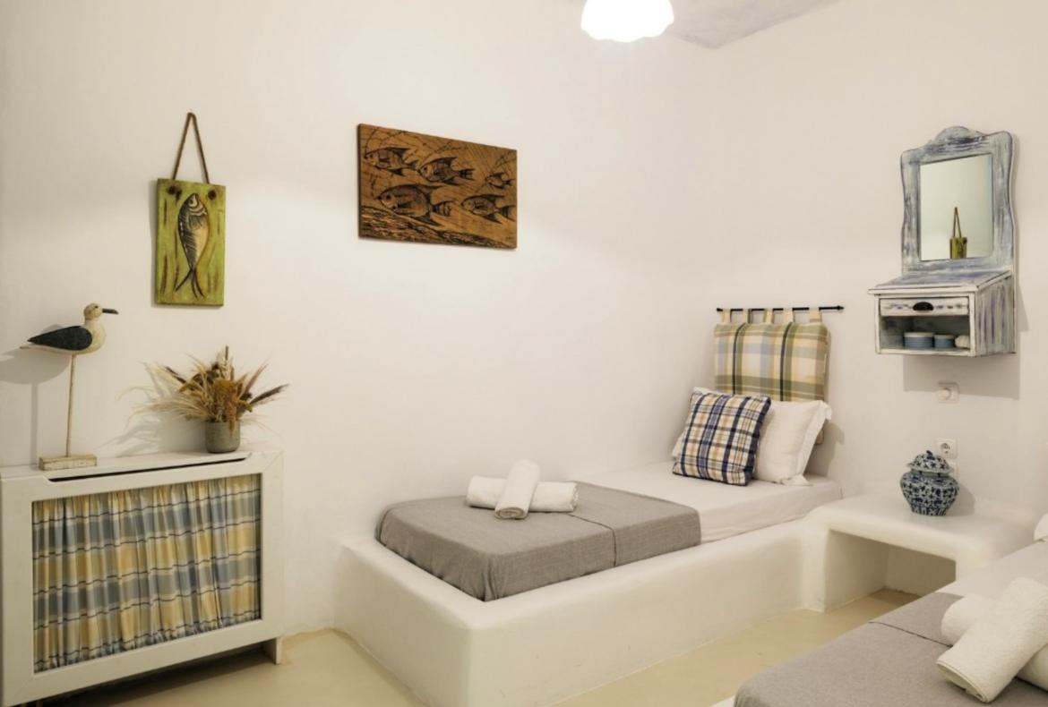 Luxury 4 bedroom holiday villa with private pool in Mykonos Greece (PV822)