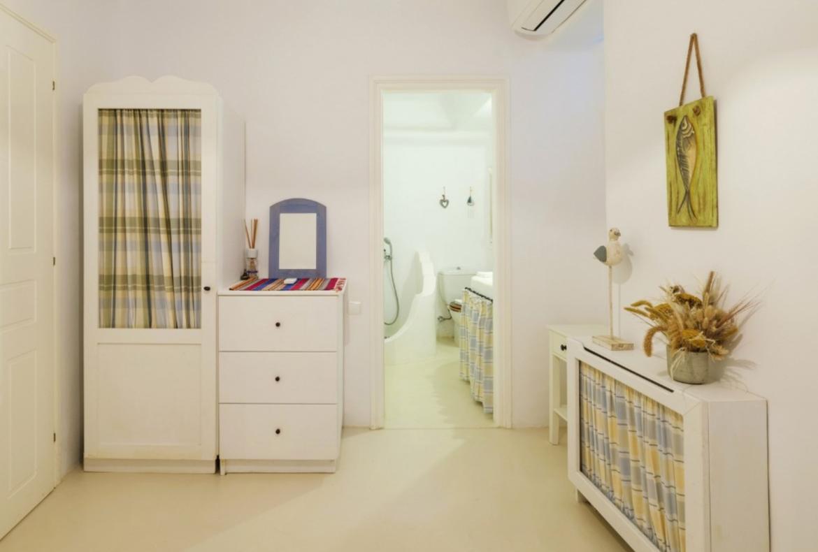 Luxury 4 bedroom holiday villa with private pool in Mykonos Greece (PV822)