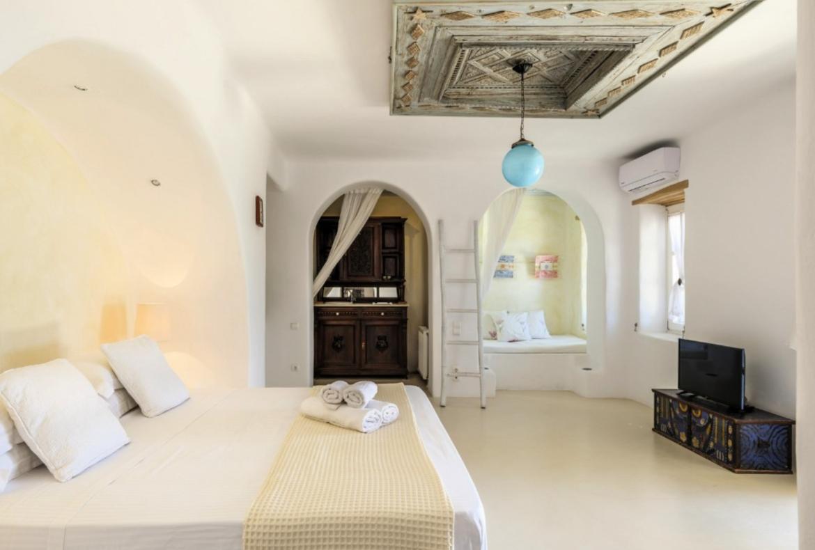 Luxury 4 bedroom holiday villa with private pool in Mykonos Greece (PV822)