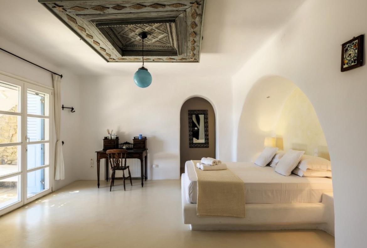 Luxury 4 bedroom holiday villa with private pool in Mykonos Greece (PV822)