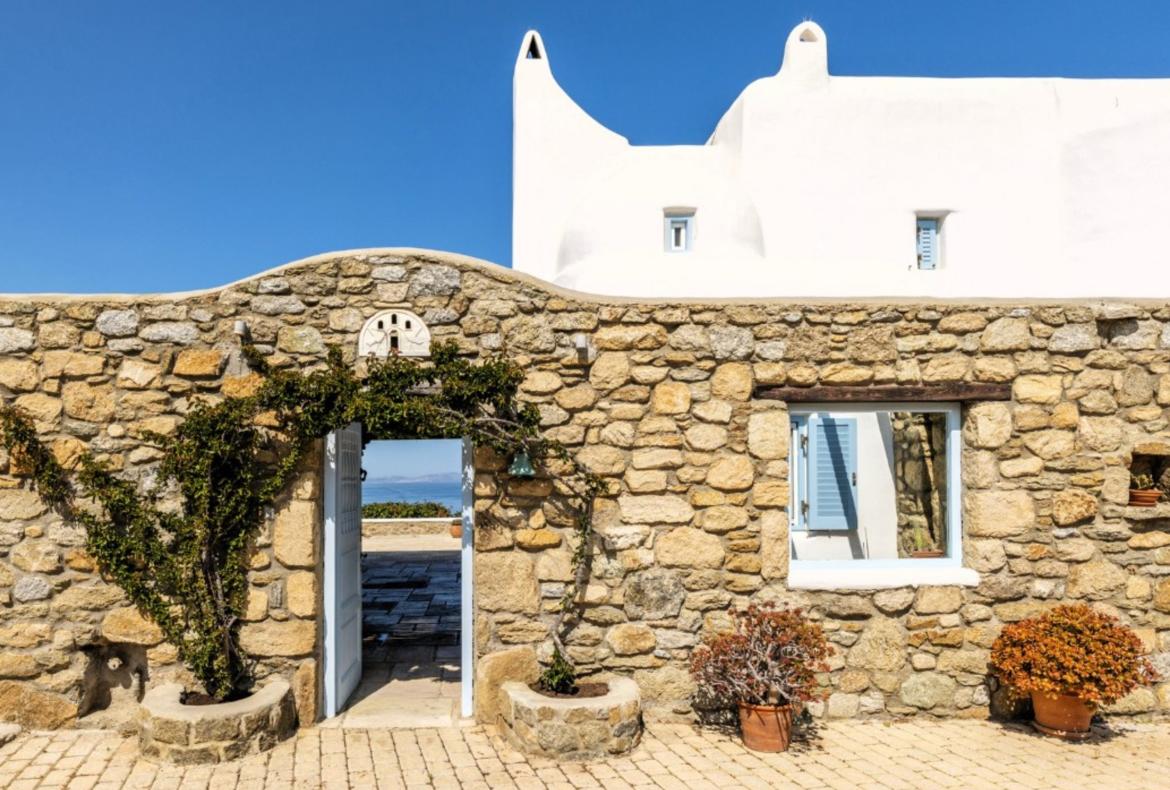 Luxury 4 bedroom holiday villa with private pool in Mykonos Greece (PV822)