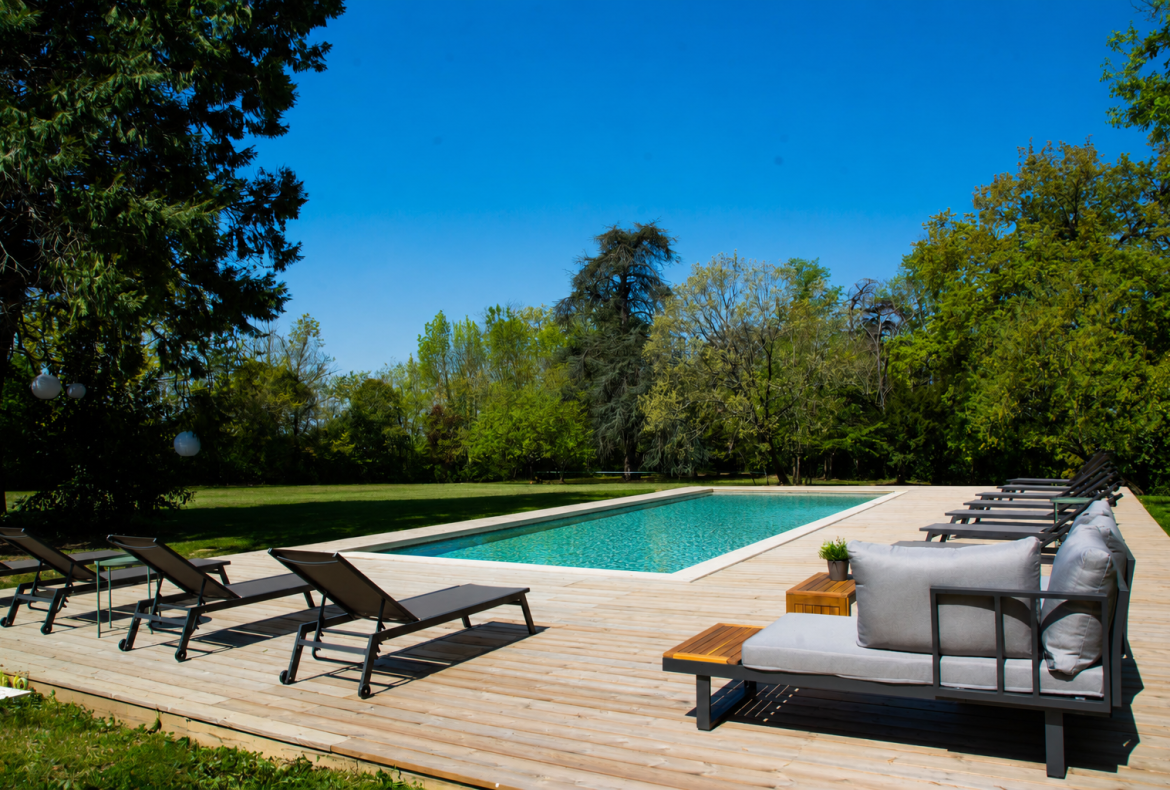 Luxury Elegant House Just Outside Toulouse. Heated Saltwater Pool. 8 bedrooms, to sleep 16 (TOUL103GN)