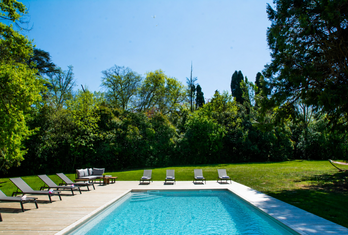 Luxury Elegant House Just Outside Toulouse. Heated Saltwater Pool. 8 bedrooms, to sleep 16 (TOUL103GN)