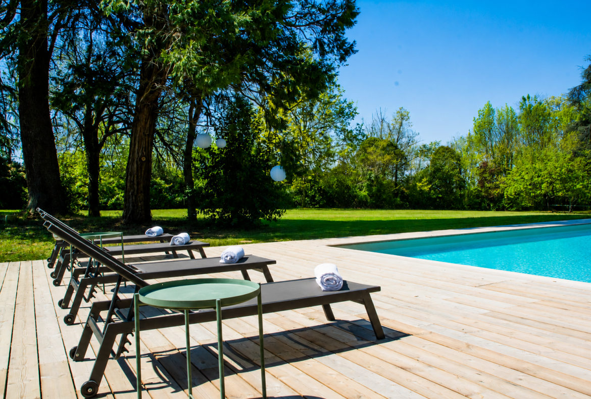 Luxury Elegant House Just Outside Toulouse. Heated Saltwater Pool. 8 bedrooms, to sleep 16 (TOUL103GN)
