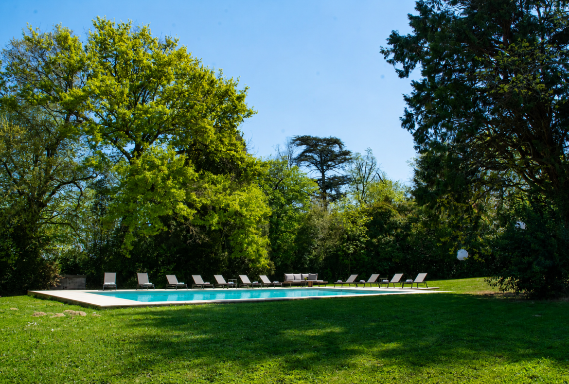 Luxury Elegant House Just Outside Toulouse. Heated Saltwater Pool. 8 bedrooms, to sleep 16 (TOUL103GN)