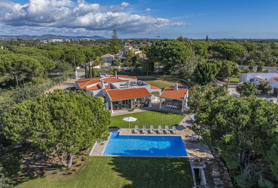 Luxury 6 bedroom holiday villa with private pool in Algarve Portugal (PV2528)