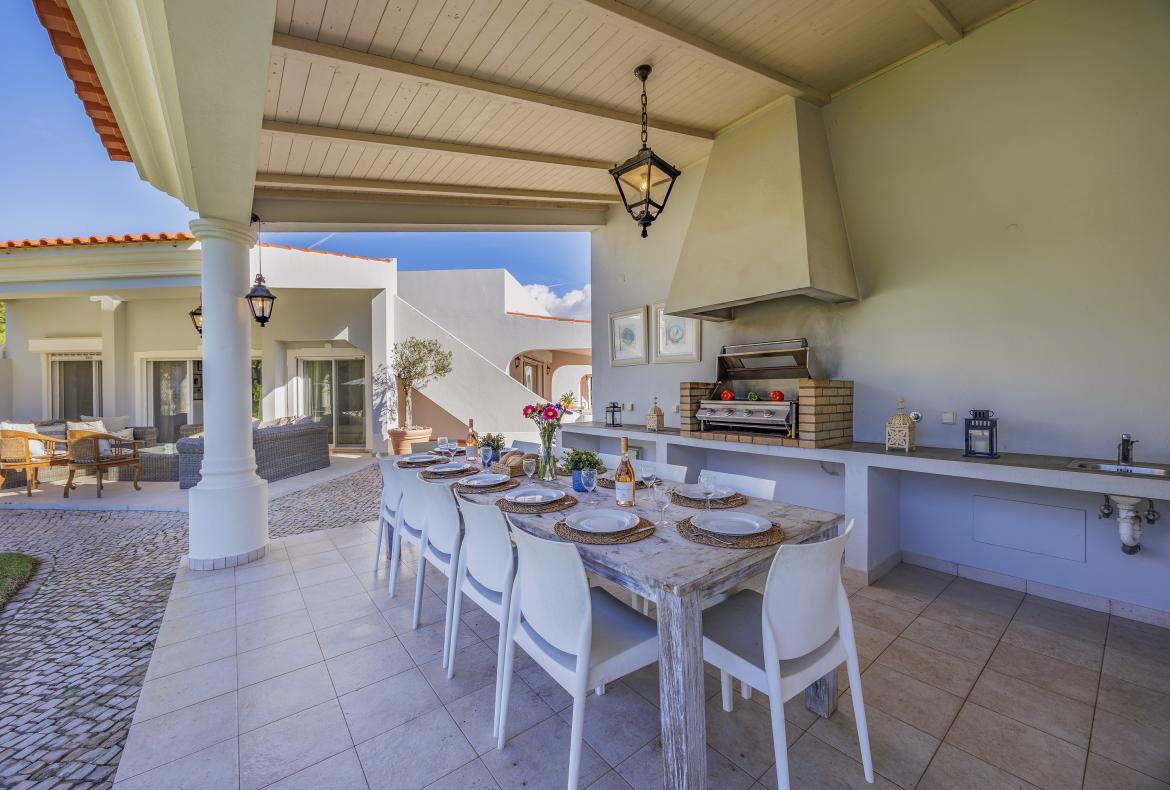 Luxury 6 bedroom holiday villa with private pool in Algarve Portugal (PV2528)
