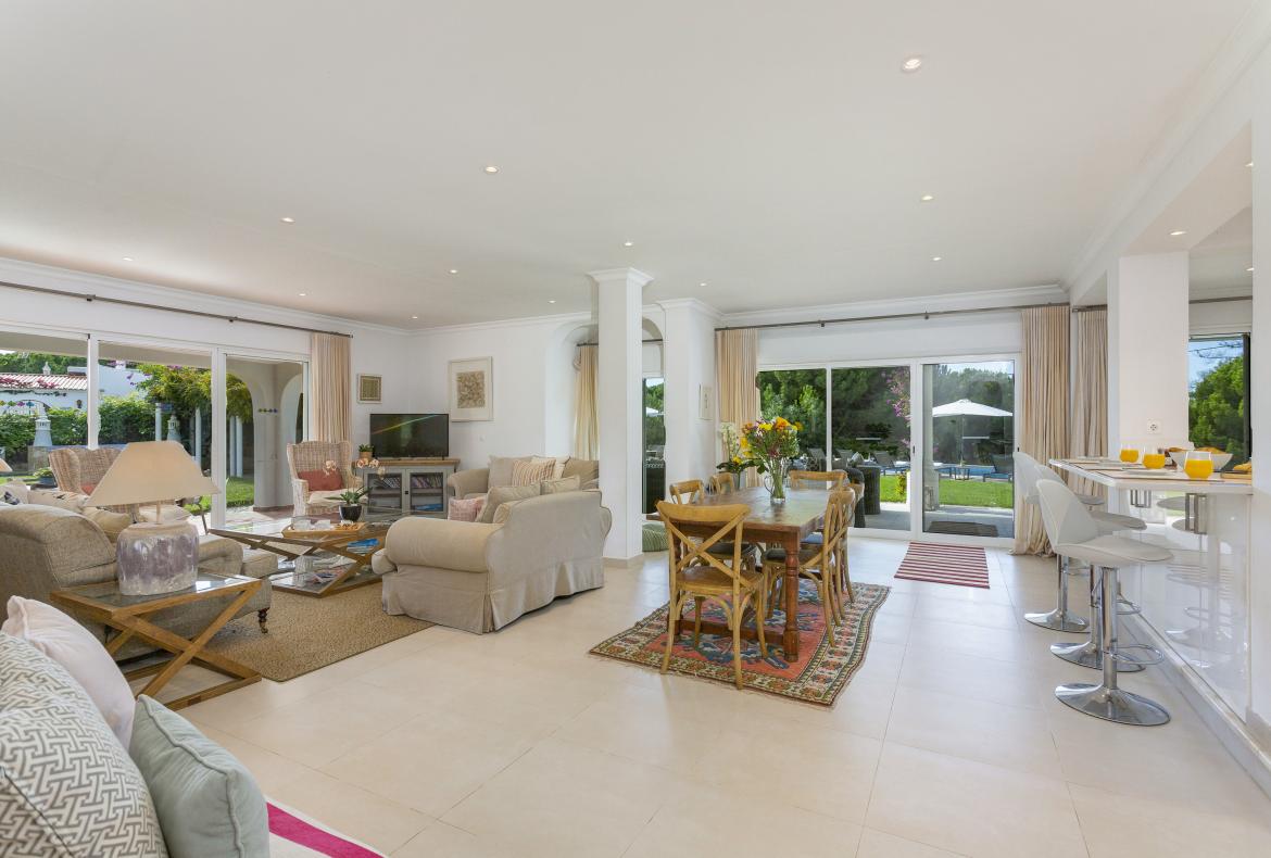 Luxury 6 bedroom holiday villa with private pool in Algarve Portugal (PV2528)