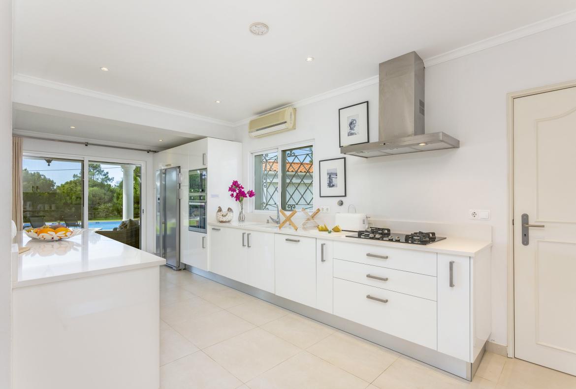 Luxury 6 bedroom holiday villa with private pool in Algarve Portugal (PV2528)