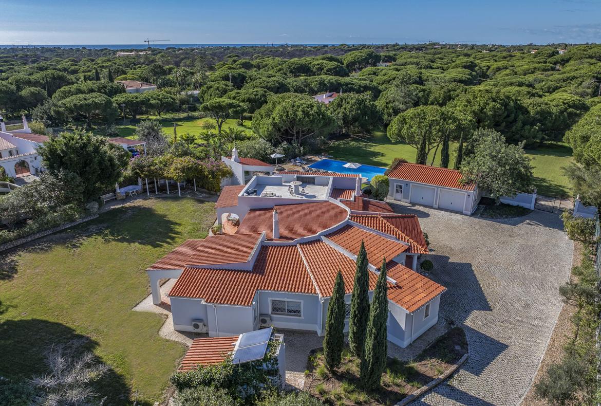 Luxury 6 bedroom holiday villa with private pool in Algarve Portugal (PV2528)