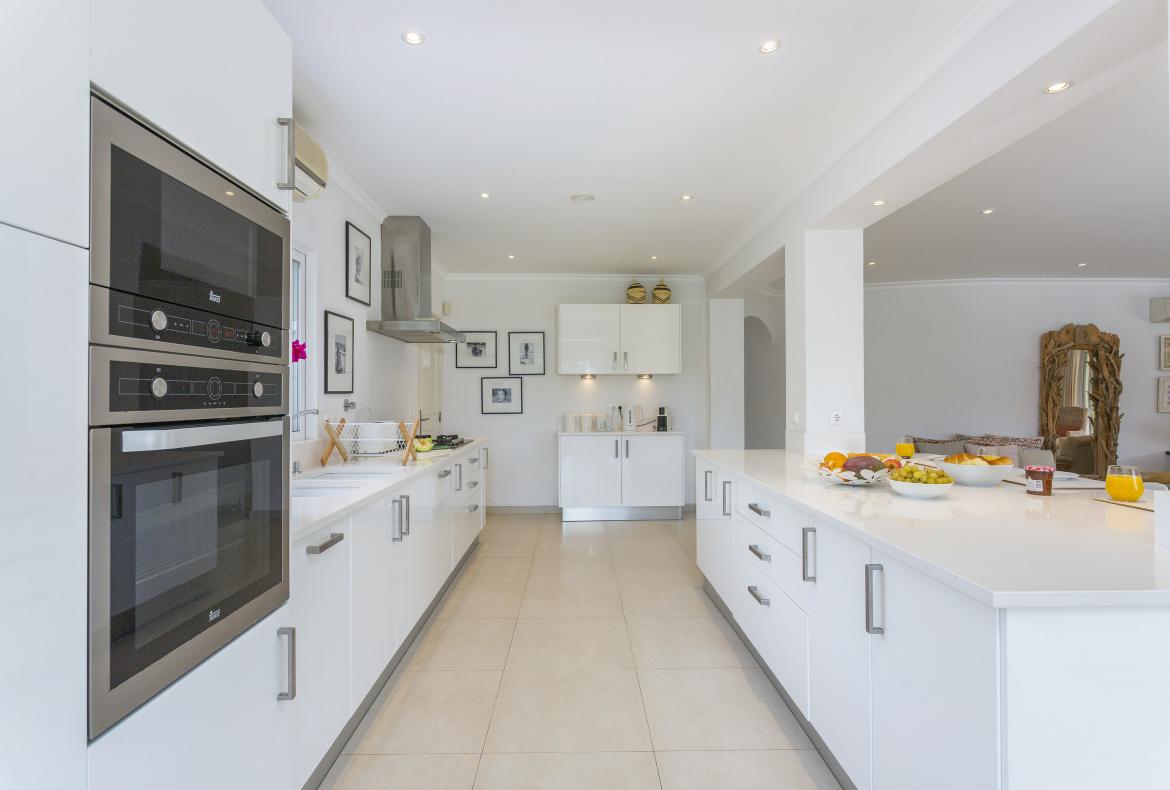 Luxury 6 bedroom holiday villa with private pool in Algarve Portugal (PV2528)