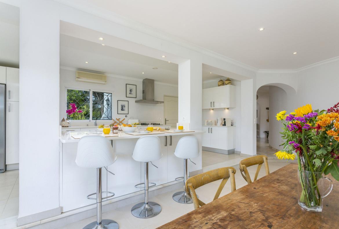 Luxury 6 bedroom holiday villa with private pool in Algarve Portugal (PV2528)