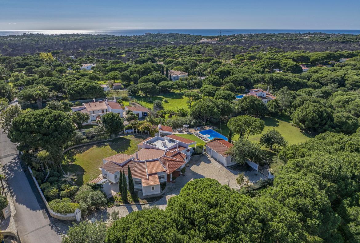 Luxury 6 bedroom holiday villa with private pool in Algarve Portugal (PV2528)