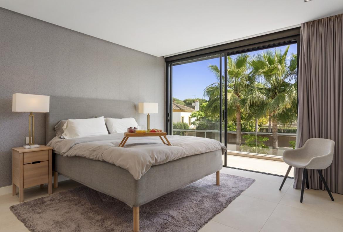 Luxury 5 bedroom holiday villa with private pool in Costa del Sol Spain (PV1115)