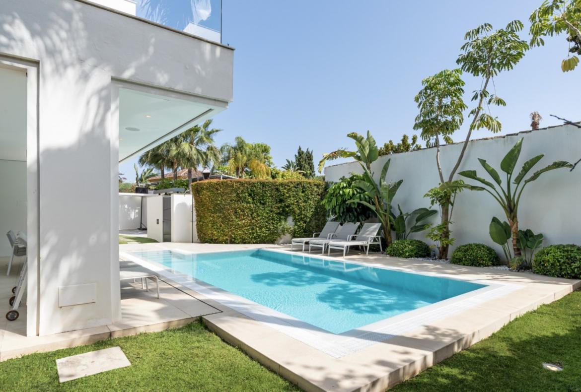 Luxury 5 bedroom holiday villa with private pool in Costa del Sol Spain (PV1115)