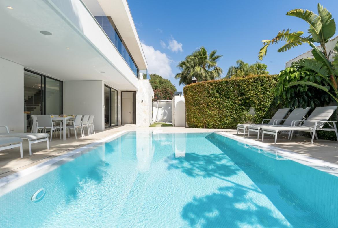 Luxury 5 bedroom holiday villa with private pool in Costa del Sol Spain (PV1115)