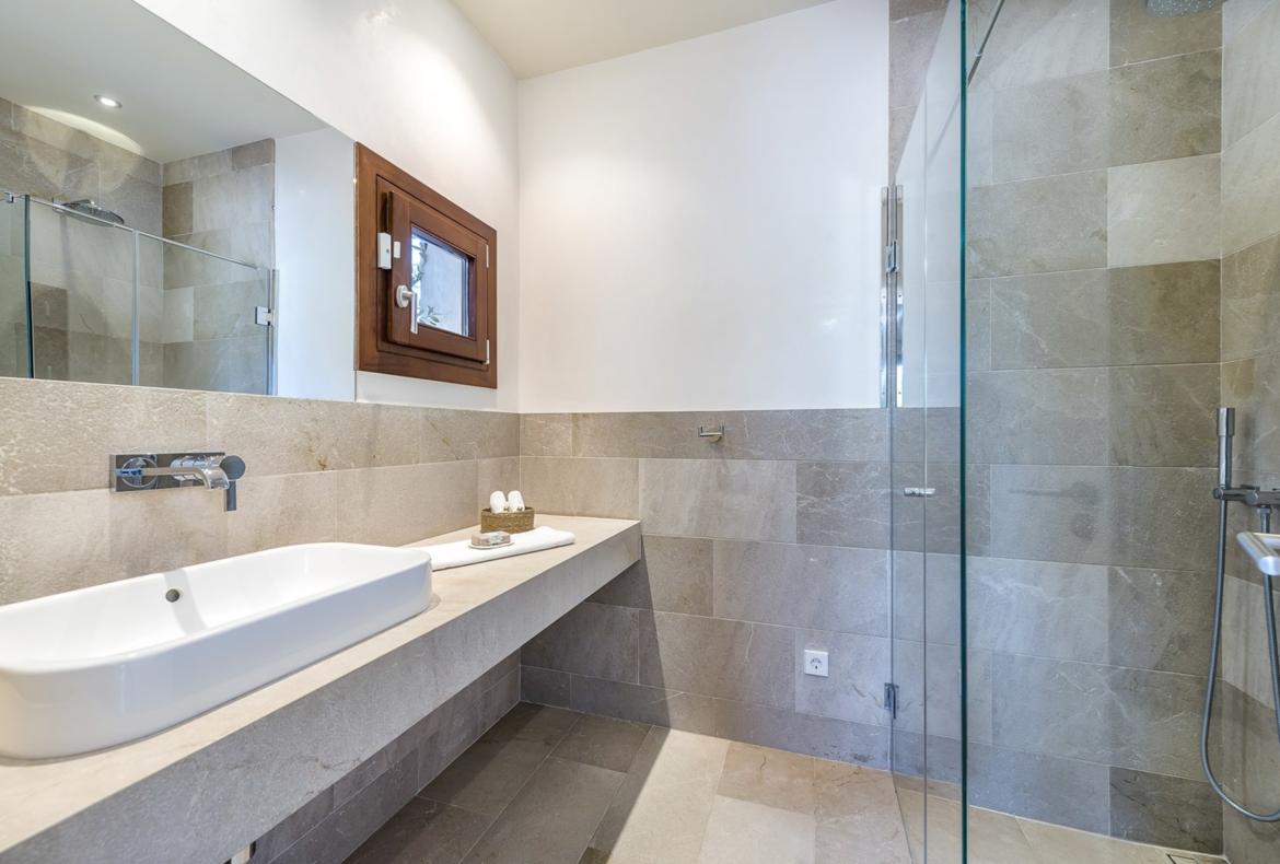 Luxury 6 bedroom holiday villa with private pool in Mallorca Spain (PV1752)