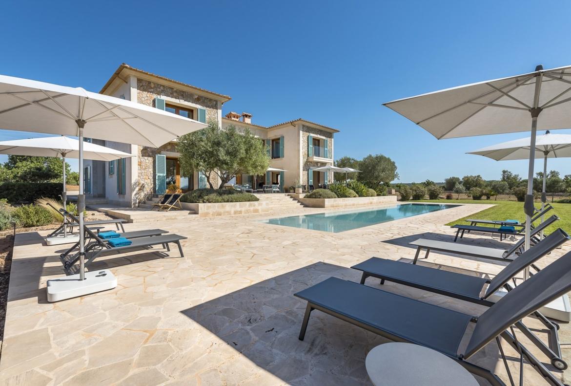 Luxury 6 bedroom holiday villa with private pool in Mallorca Spain (PV1752)