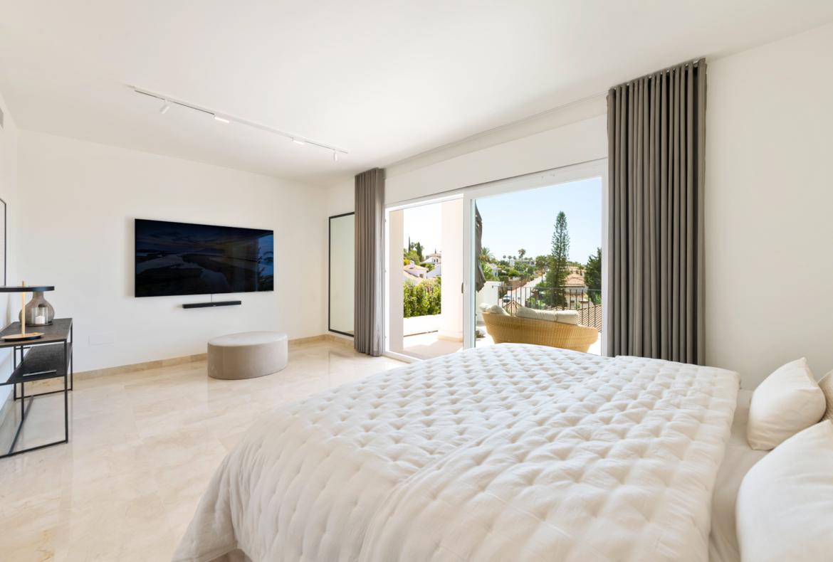 Luxury 6 bedroom holiday villa with private pool in Costa del Sol Spain (PV3001)