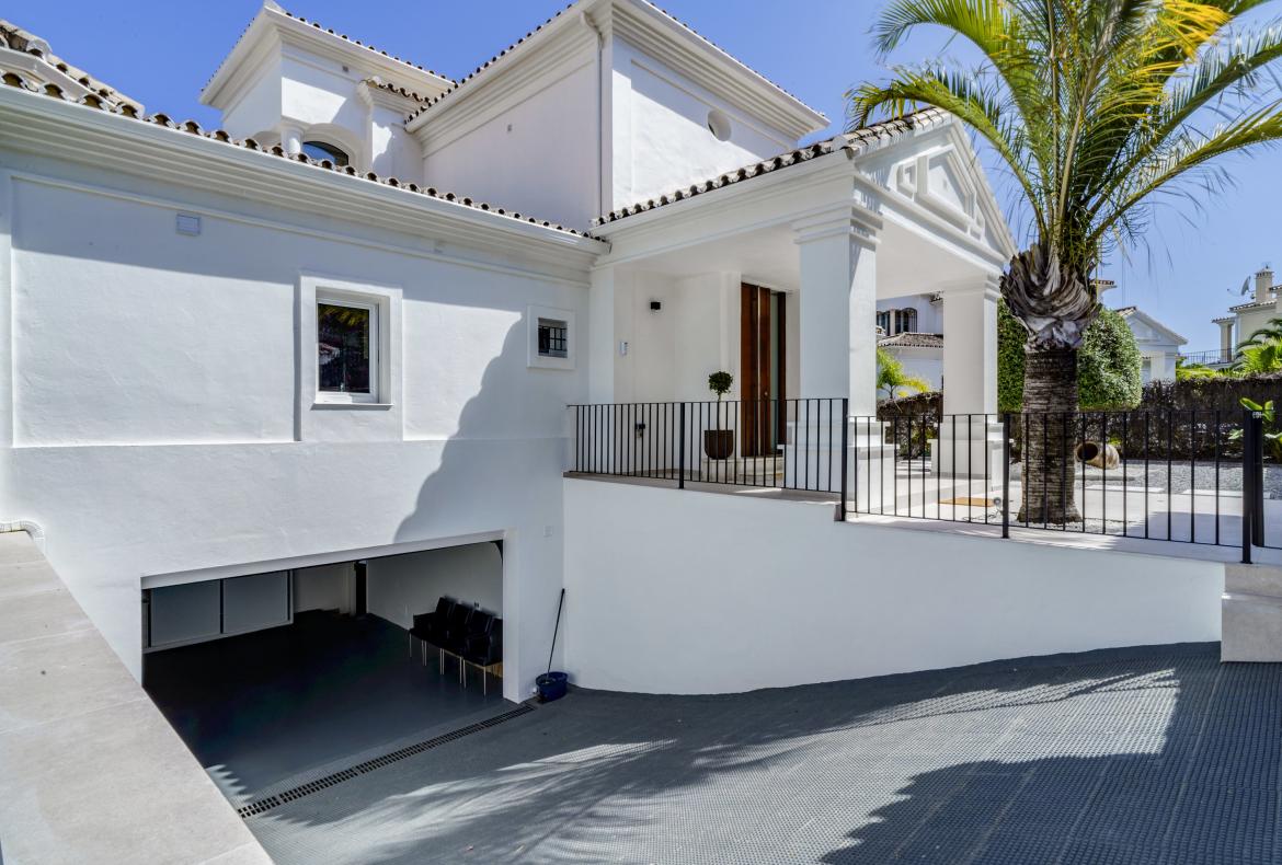 Luxury 6 bedroom holiday villa with private pool in Costa del Sol Spain (PV3001)